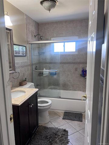 8 Lion Lane, North Babylon, NY 11703