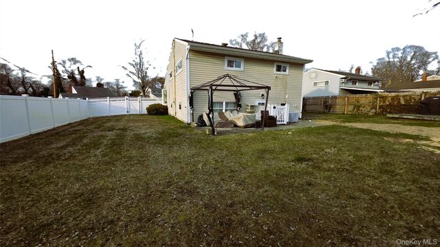 8 Lion Lane, North Babylon, NY 11703