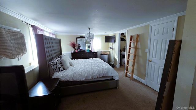 8 Lion Lane, North Babylon, NY 11703