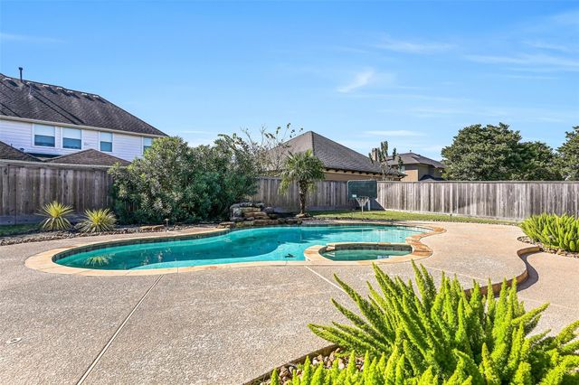 612 Northfield Drive, Friendswood, TX 77546