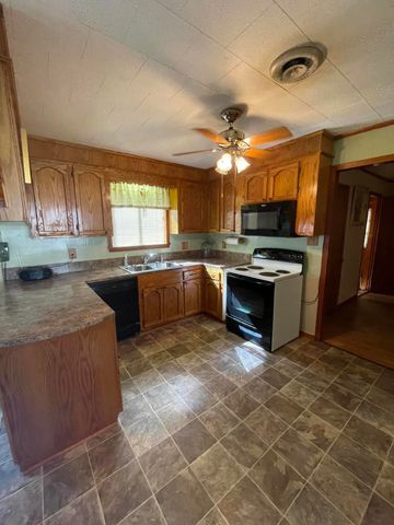 1609 Pineview, Columbia, MS 39429