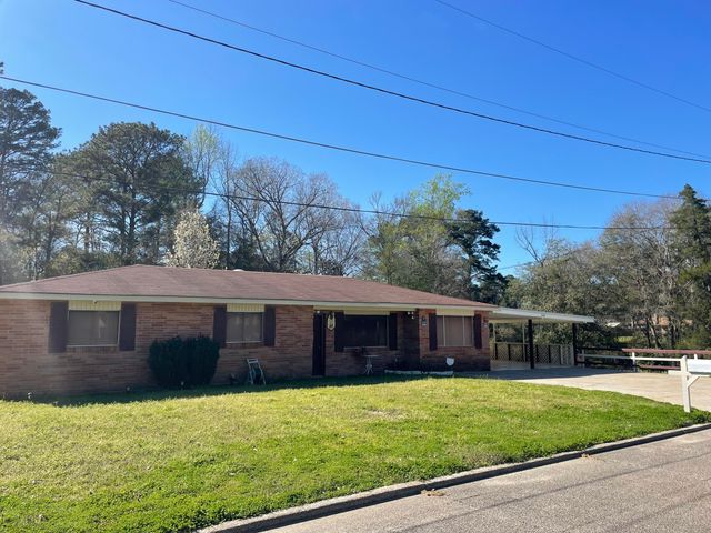 1609 Pineview, Columbia, MS 39429