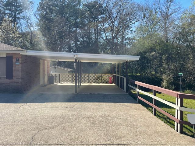 1609 Pineview, Columbia, MS 39429