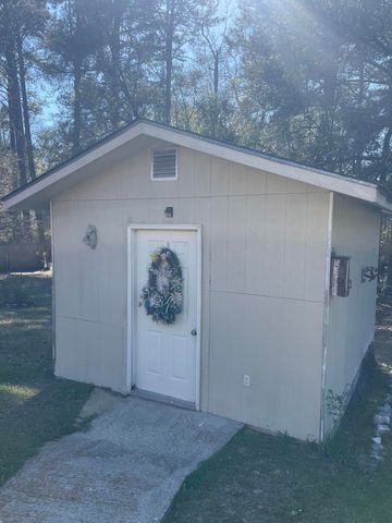 1609 Pineview, Columbia, MS 39429