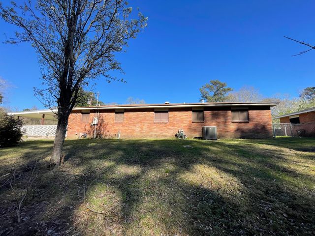 1609 Pineview, Columbia, MS 39429