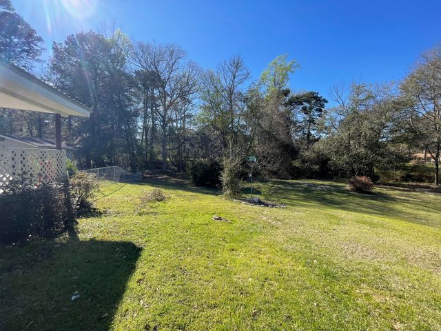 1609 Pineview, Columbia, MS 39429