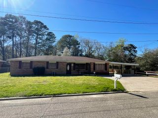 1609 Pineview, Columbia, MS 39429