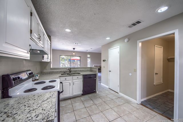 16615 SPRUCE TREE LN, San Antonio, TX 78247