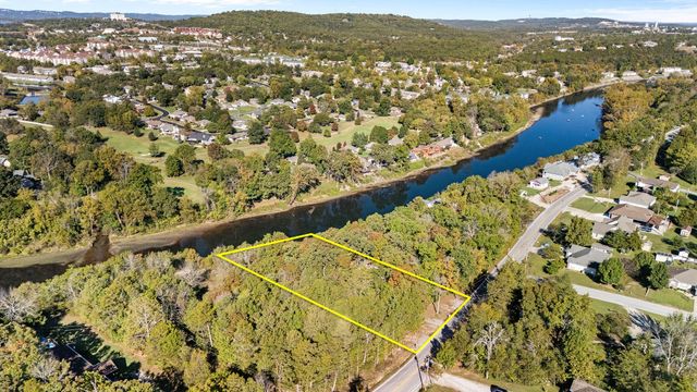 704 Iowa Colony Road, Hollister, MO 65672