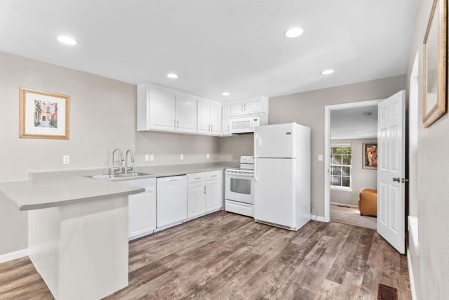 704 Iowa Colony Road, Hollister, MO 65672