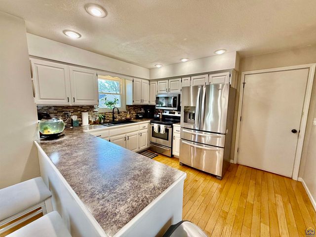 3905 W 8th St, Lawrence, KS 66049