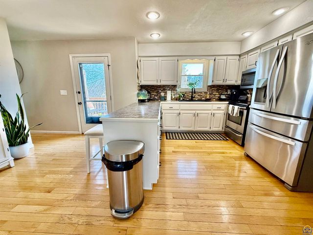 3905 W 8th St, Lawrence, KS 66049