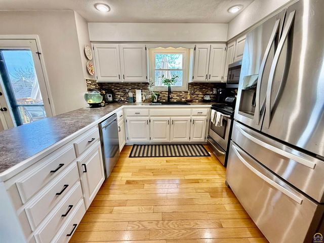 3905 W 8th St, Lawrence, KS 66049