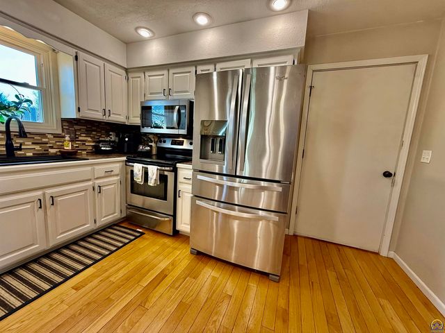 3905 W 8th St, Lawrence, KS 66049