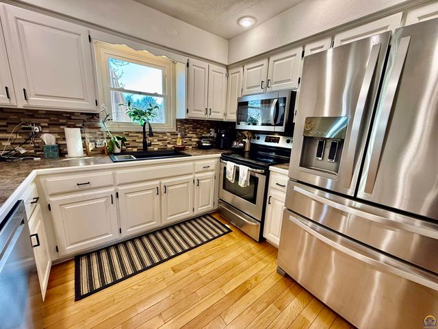 3905 W 8th St, Lawrence, KS 66049