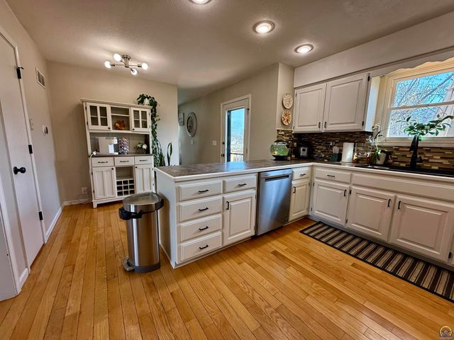 3905 W 8th St, Lawrence, KS 66049