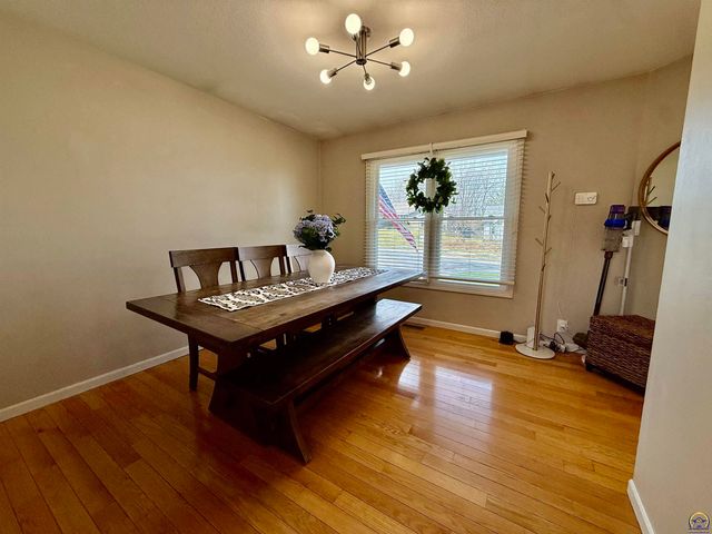 3905 W 8th St, Lawrence, KS 66049