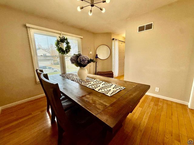 3905 W 8th St, Lawrence, KS 66049