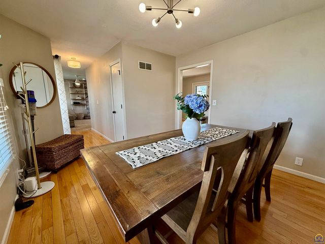 3905 W 8th St, Lawrence, KS 66049