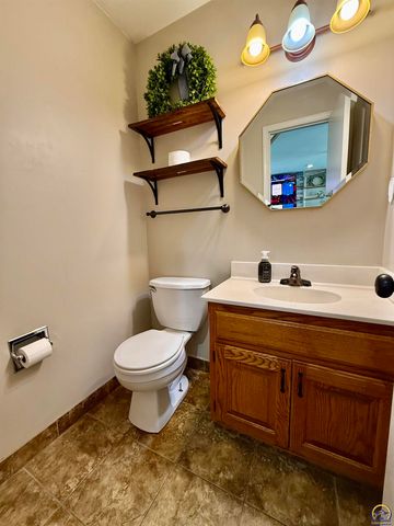 3905 W 8th St, Lawrence, KS 66049