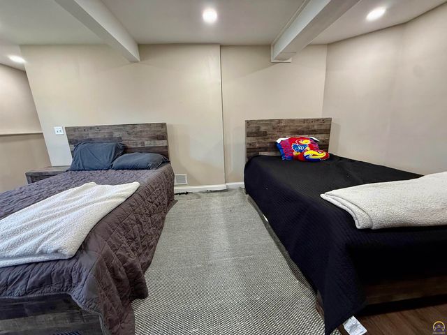 3905 W 8th St, Lawrence, KS 66049