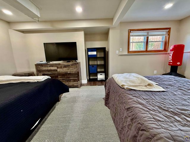 3905 W 8th St, Lawrence, KS 66049