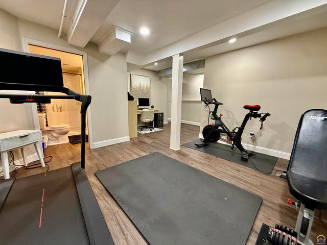 3905 W 8th St, Lawrence, KS 66049