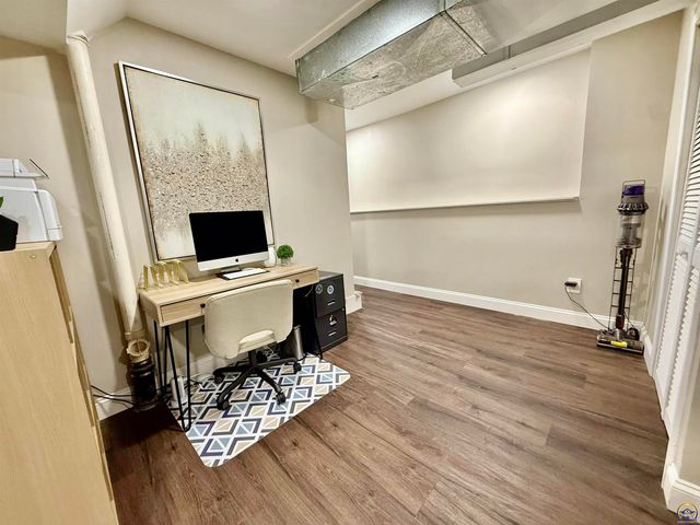 3905 W 8th St, Lawrence, KS 66049