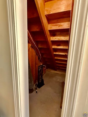 3905 W 8th St, Lawrence, KS 66049