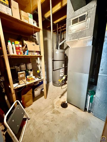 3905 W 8th St, Lawrence, KS 66049