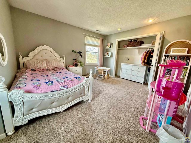 3905 W 8th St, Lawrence, KS 66049