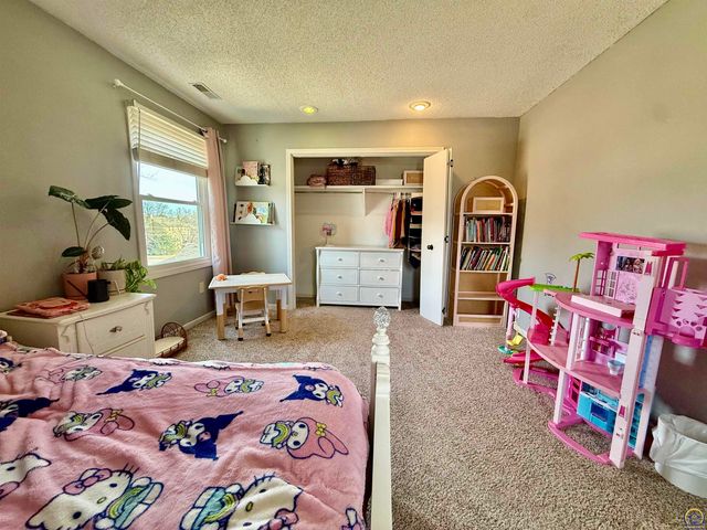 3905 W 8th St, Lawrence, KS 66049