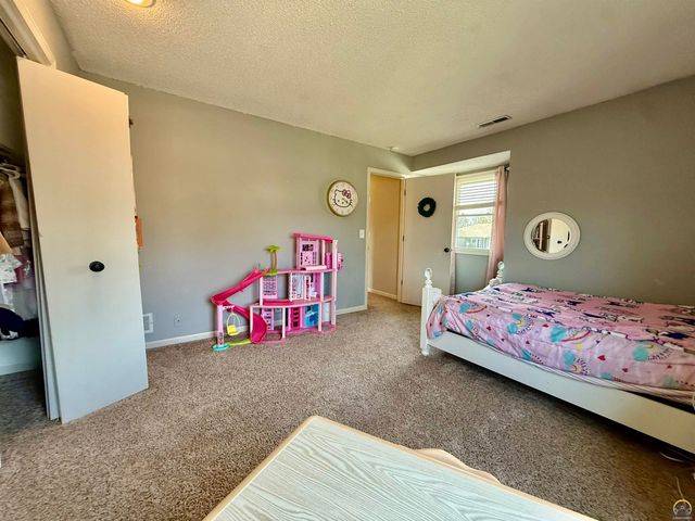 3905 W 8th St, Lawrence, KS 66049