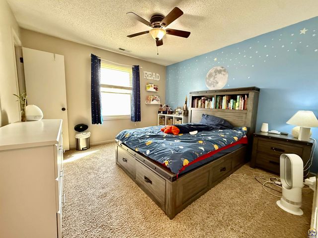 3905 W 8th St, Lawrence, KS 66049