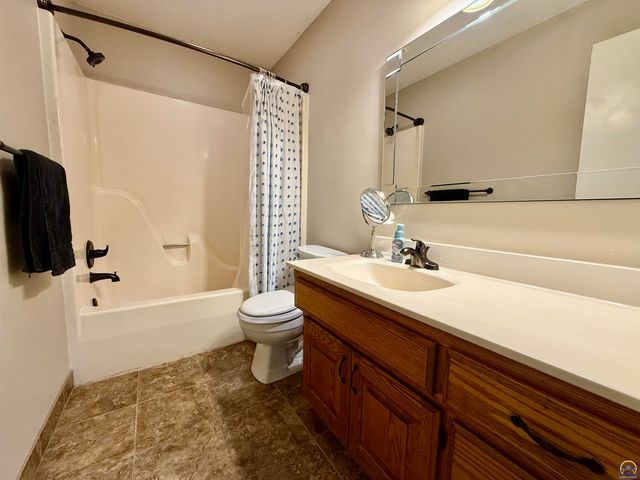 3905 W 8th St, Lawrence, KS 66049