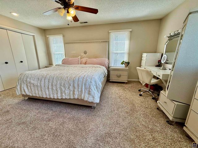 3905 W 8th St, Lawrence, KS 66049