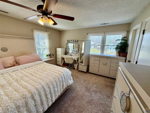 3905 W 8th St, Lawrence, KS 66049