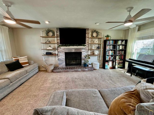 3905 W 8th St, Lawrence, KS 66049