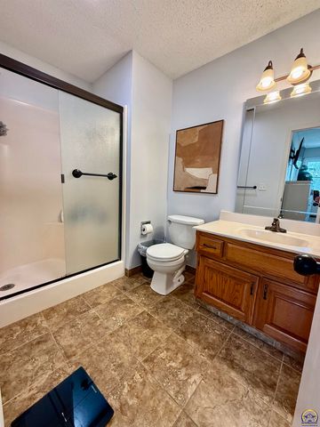 3905 W 8th St, Lawrence, KS 66049