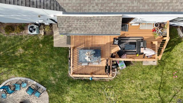 3905 W 8th St, Lawrence, KS 66049