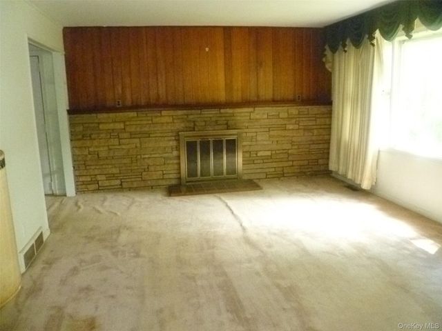 17 Chestnut Lane, Newburgh, NY 12550