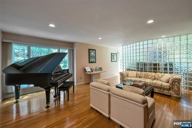 59 Deerfield Lane, Upper Saddle River, NJ 07458