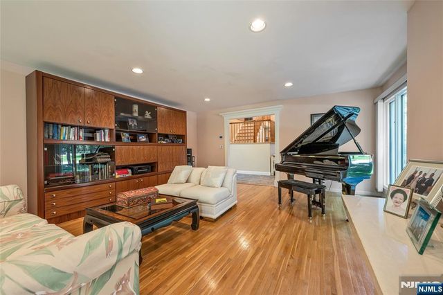 59 Deerfield Lane, Upper Saddle River, NJ 07458
