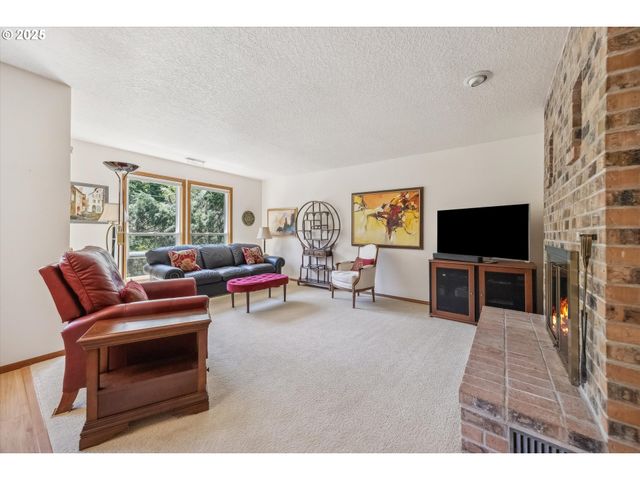 562 Sw EASTMAN Pkwy, Gresham, OR 97080