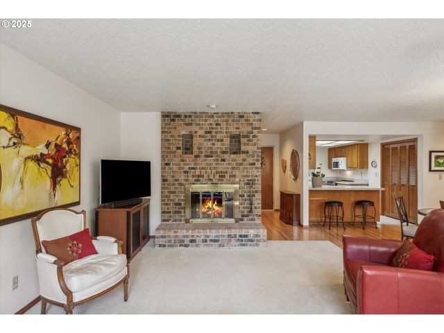 562 Sw EASTMAN Pkwy, Gresham, OR 97080