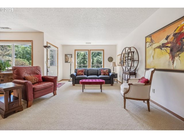 562 Sw EASTMAN Pkwy, Gresham, OR 97080