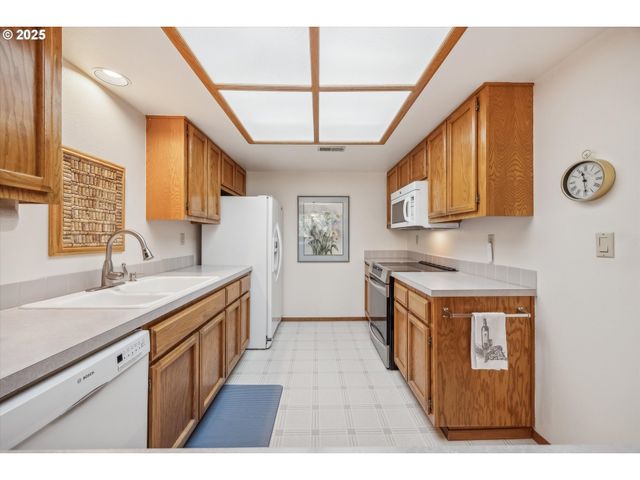562 Sw EASTMAN Pkwy, Gresham, OR 97080
