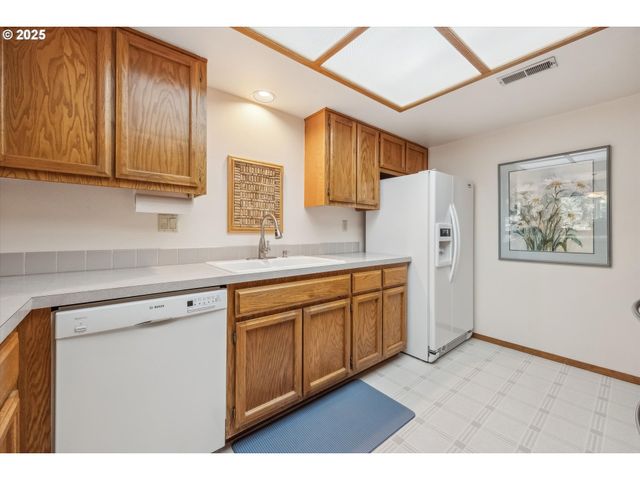 562 Sw EASTMAN Pkwy, Gresham, OR 97080