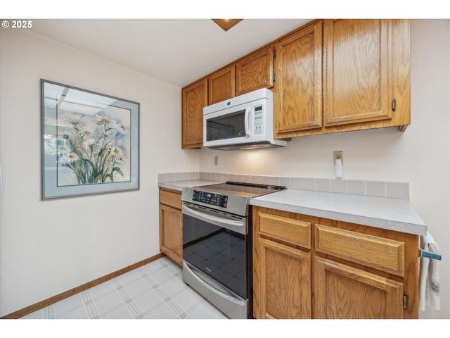 562 Sw EASTMAN Pkwy, Gresham, OR 97080
