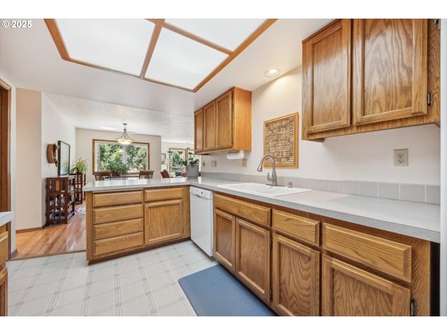 562 Sw EASTMAN Pkwy, Gresham, OR 97080
